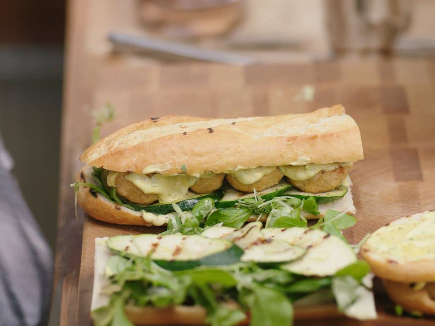Kippengehaktballetjes met currymayonaise en gegrilde courgette