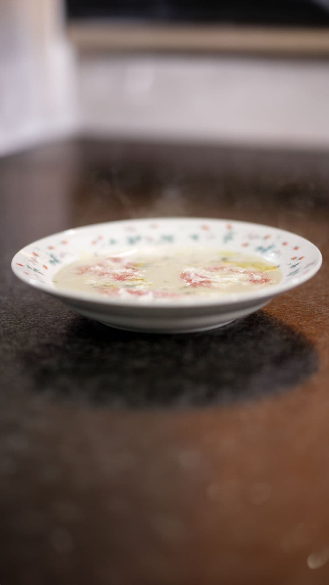 Witte bonensoep met room, Parmezaanse kaas en salami
