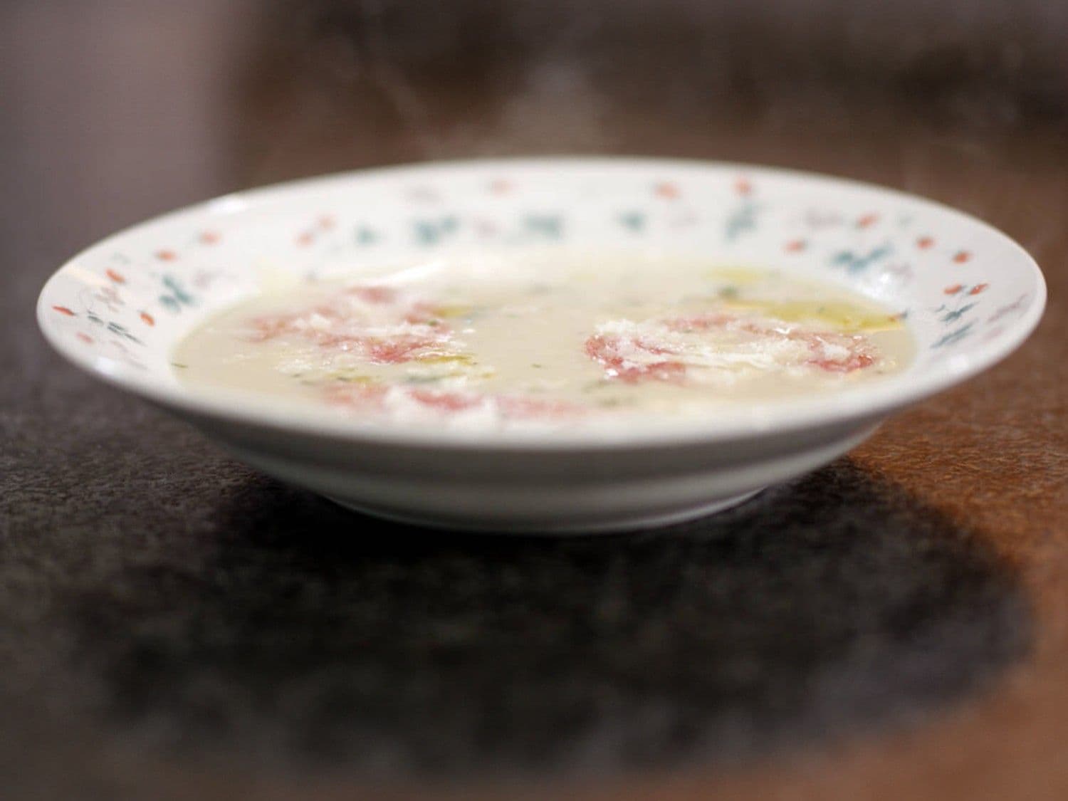 Witte bonensoep met room, Parmezaanse kaas en salami