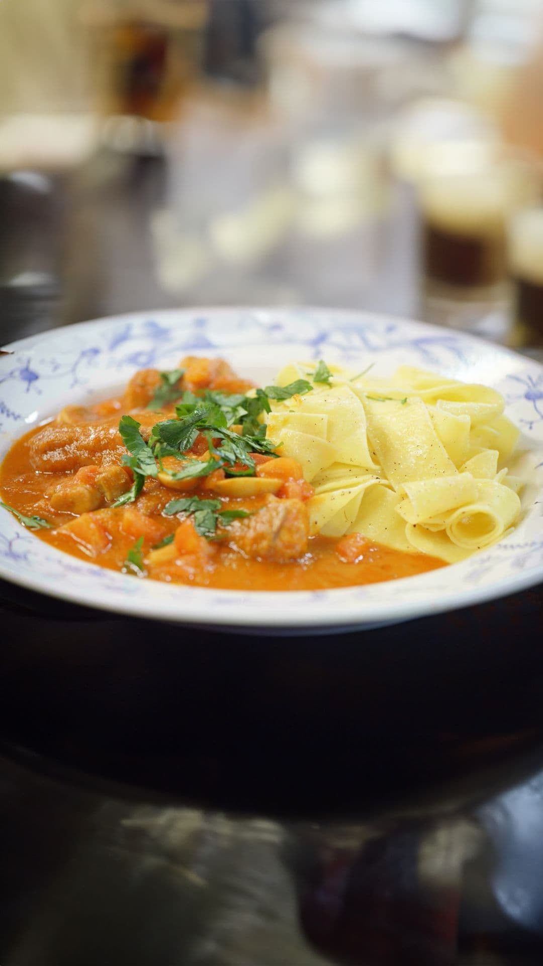 Hondshaai in tomatensaus met pappardelle.