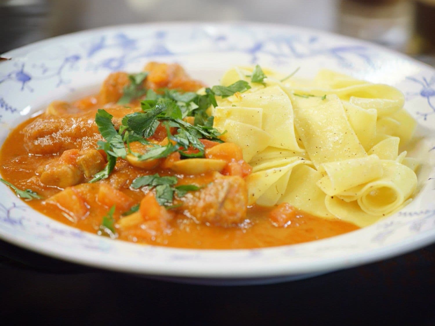 Hondshaai in tomatensaus met pappardelle.