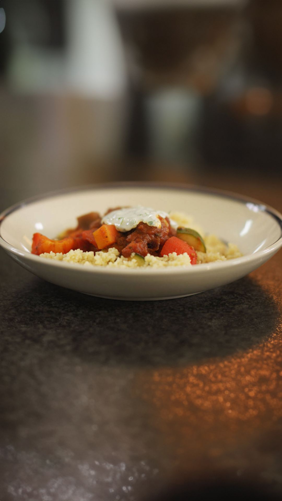 Groentestoofpot met couscous en koude kruidensaus
