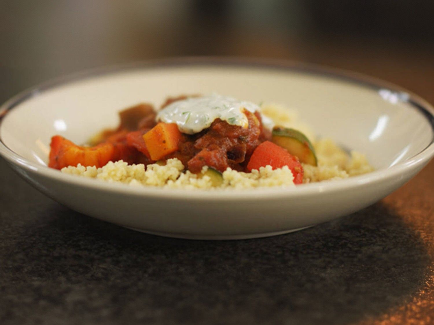 Groentestoofpot met couscous en koude kruidensaus