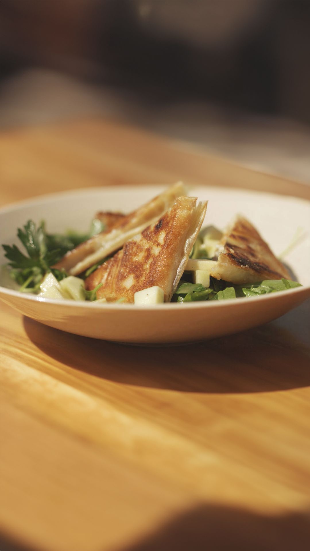 Krokante geitenkaas met appel, peer  en mosterd-honingvinaigrette