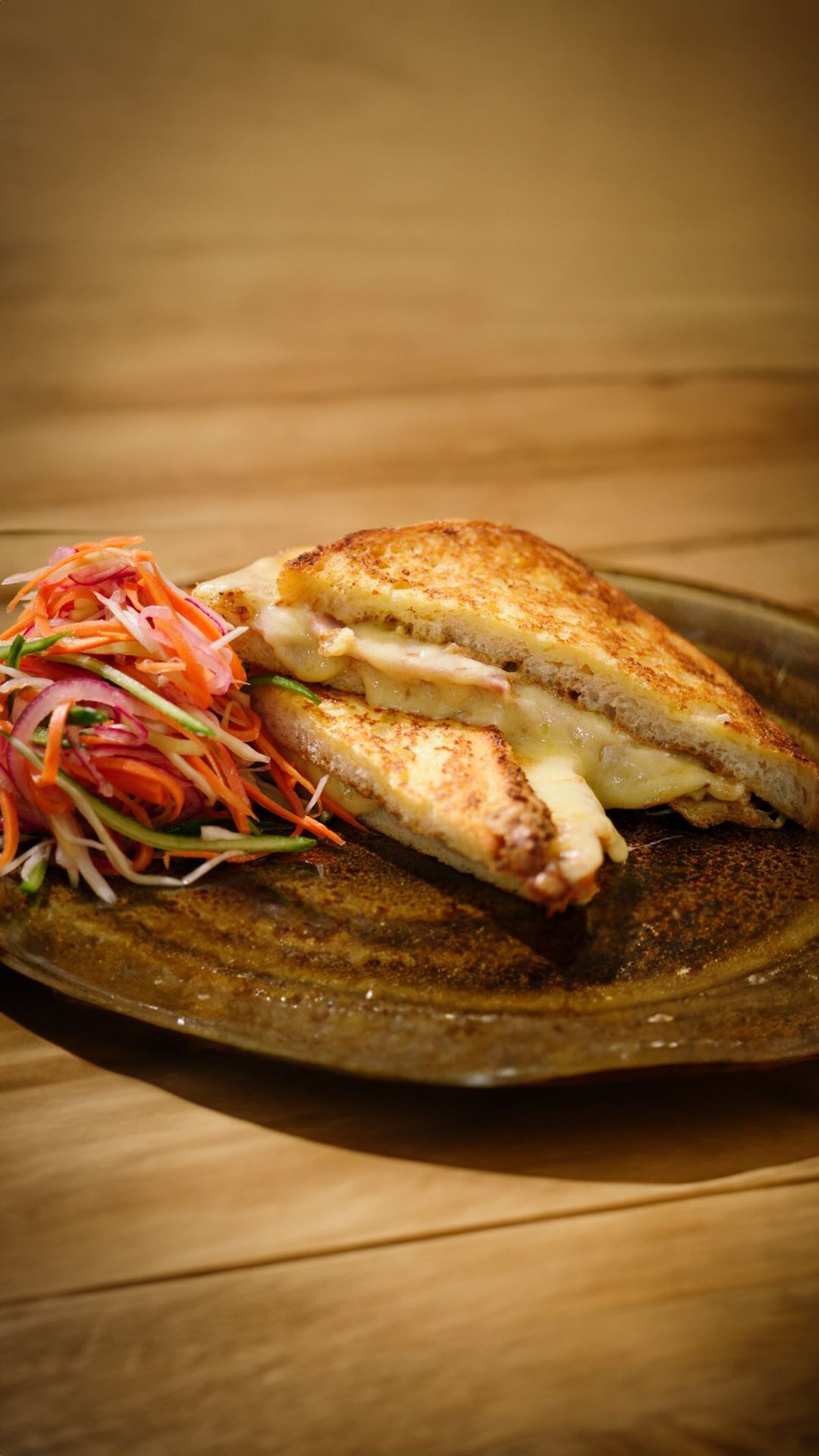 Monte Cristo sandwich met gemarineerde coleslaw