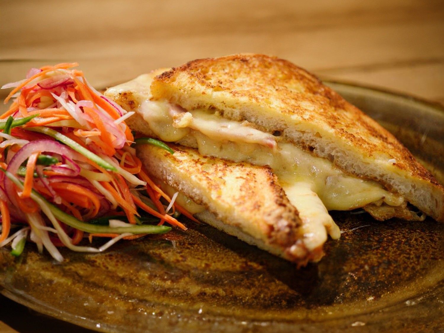 Monte Cristo sandwich met gemarineerde coleslaw