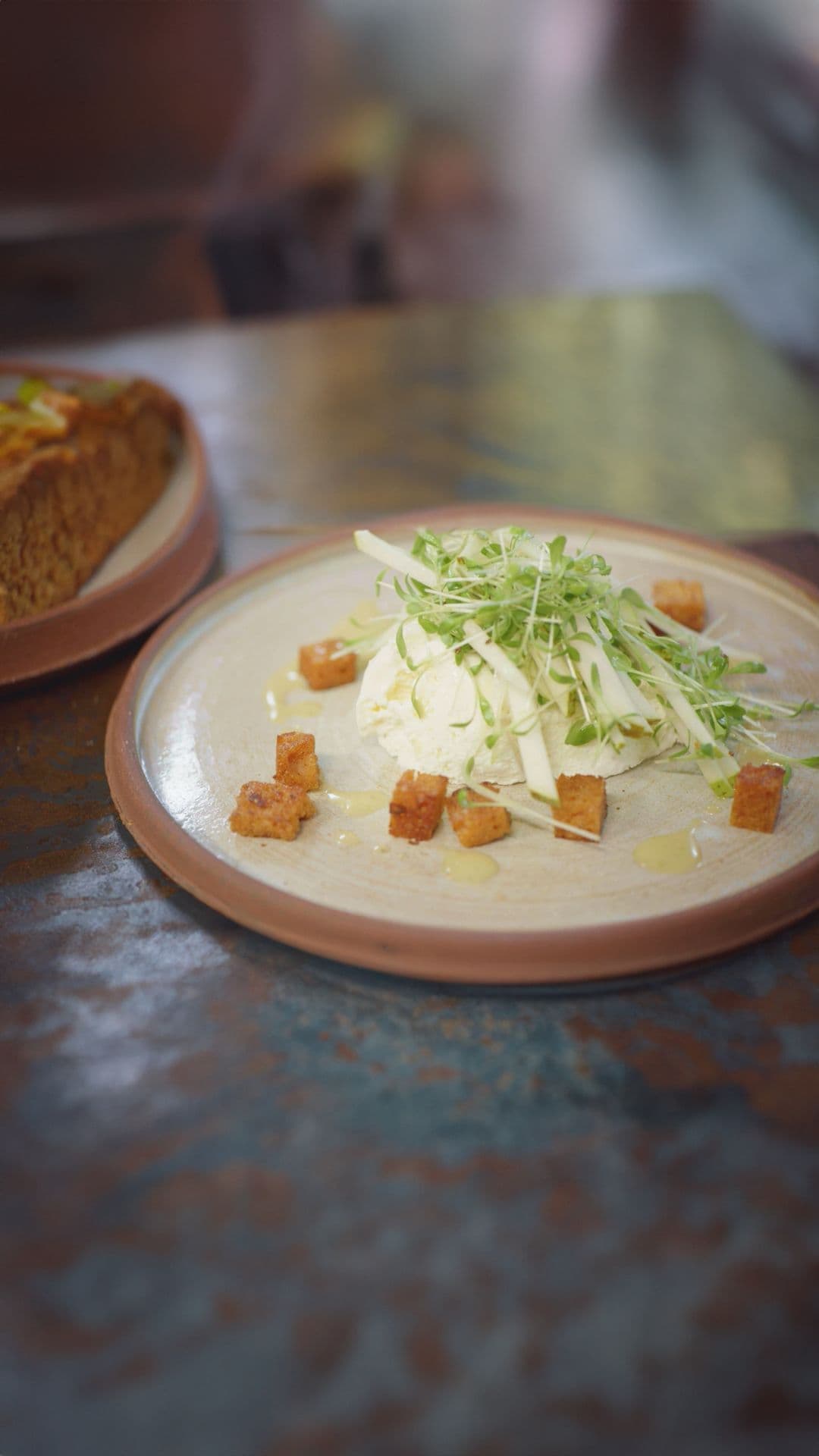 Mousse van geitenkaas, salade van peer en tuinkers en peperkoek