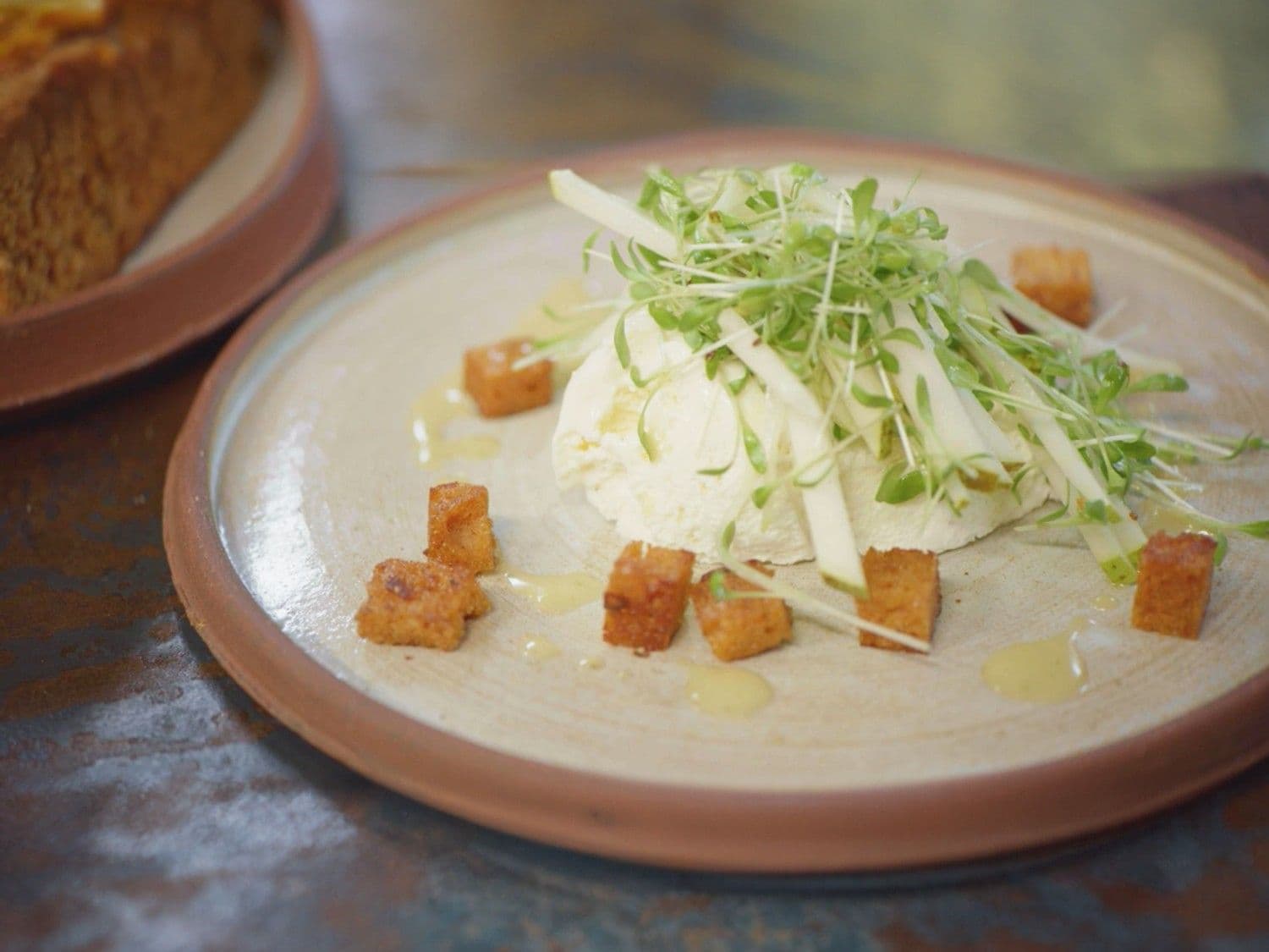 Mousse van geitenkaas, salade van peer en tuinkers en peperkoek