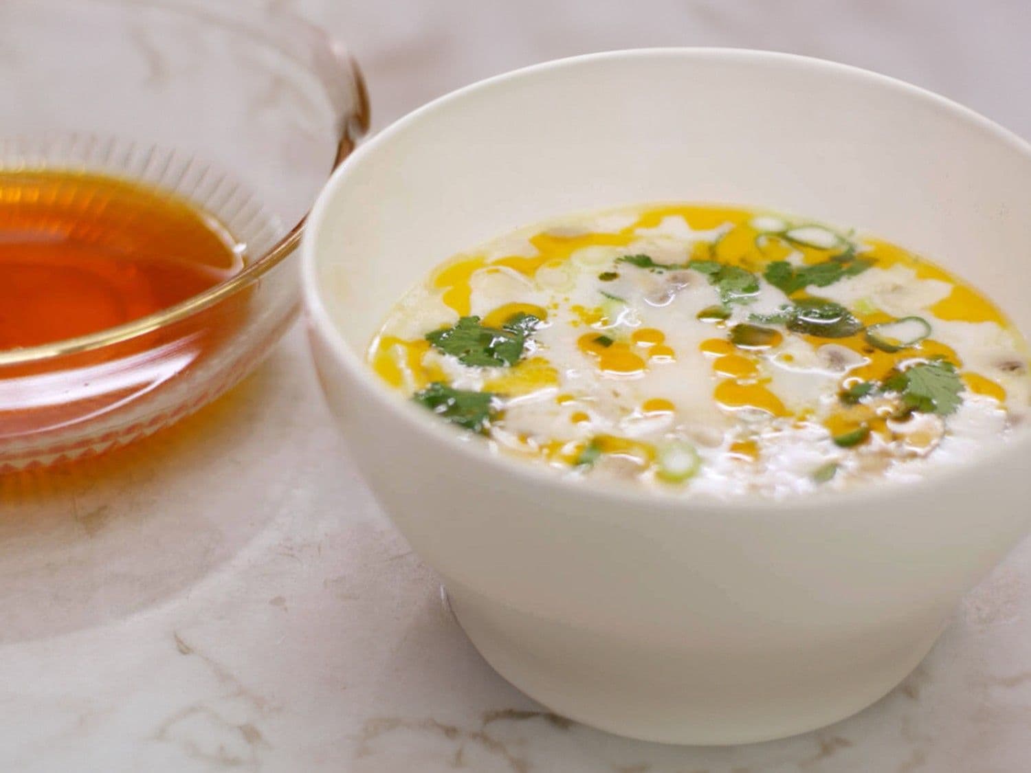 Thaise kokos-kippensoep met chili-olie