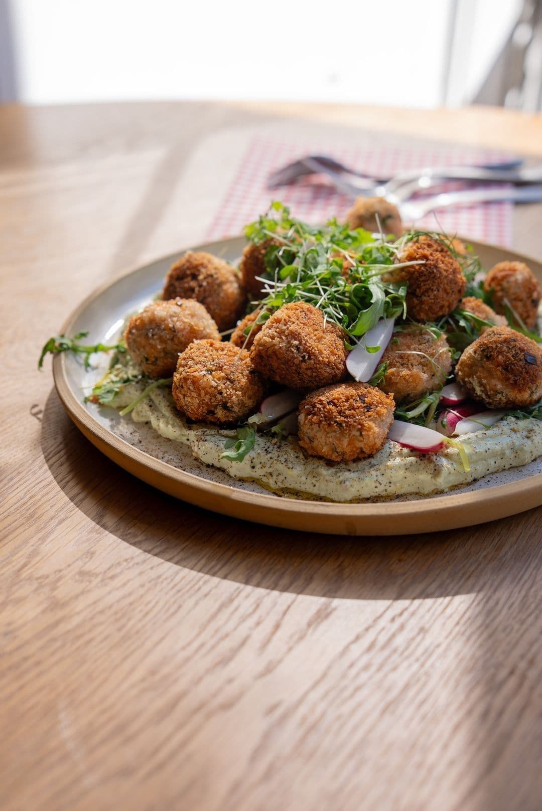 Zalmballetjes met avocadolabneh en kruidensalade