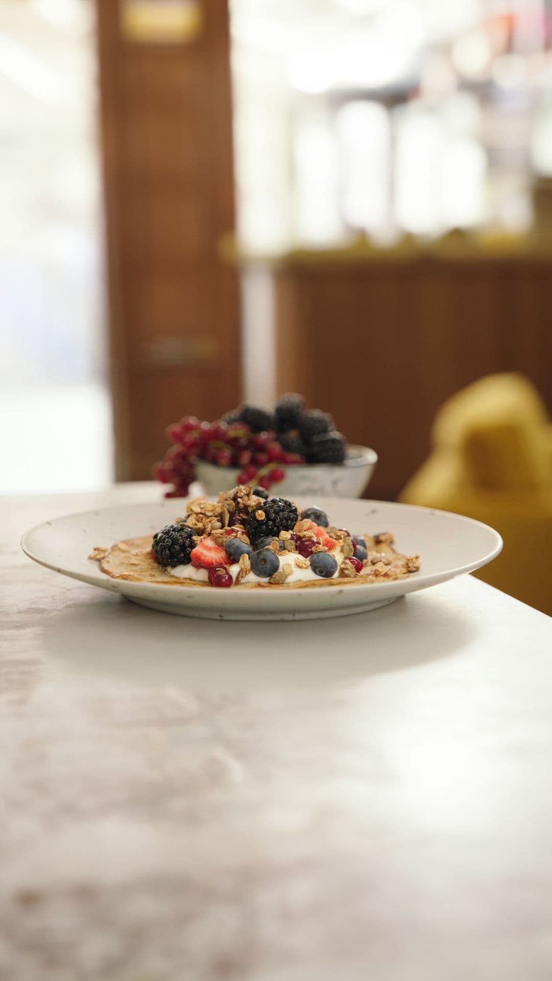 Boekweitpannenkoek met yoghurt, rood fruit en granola