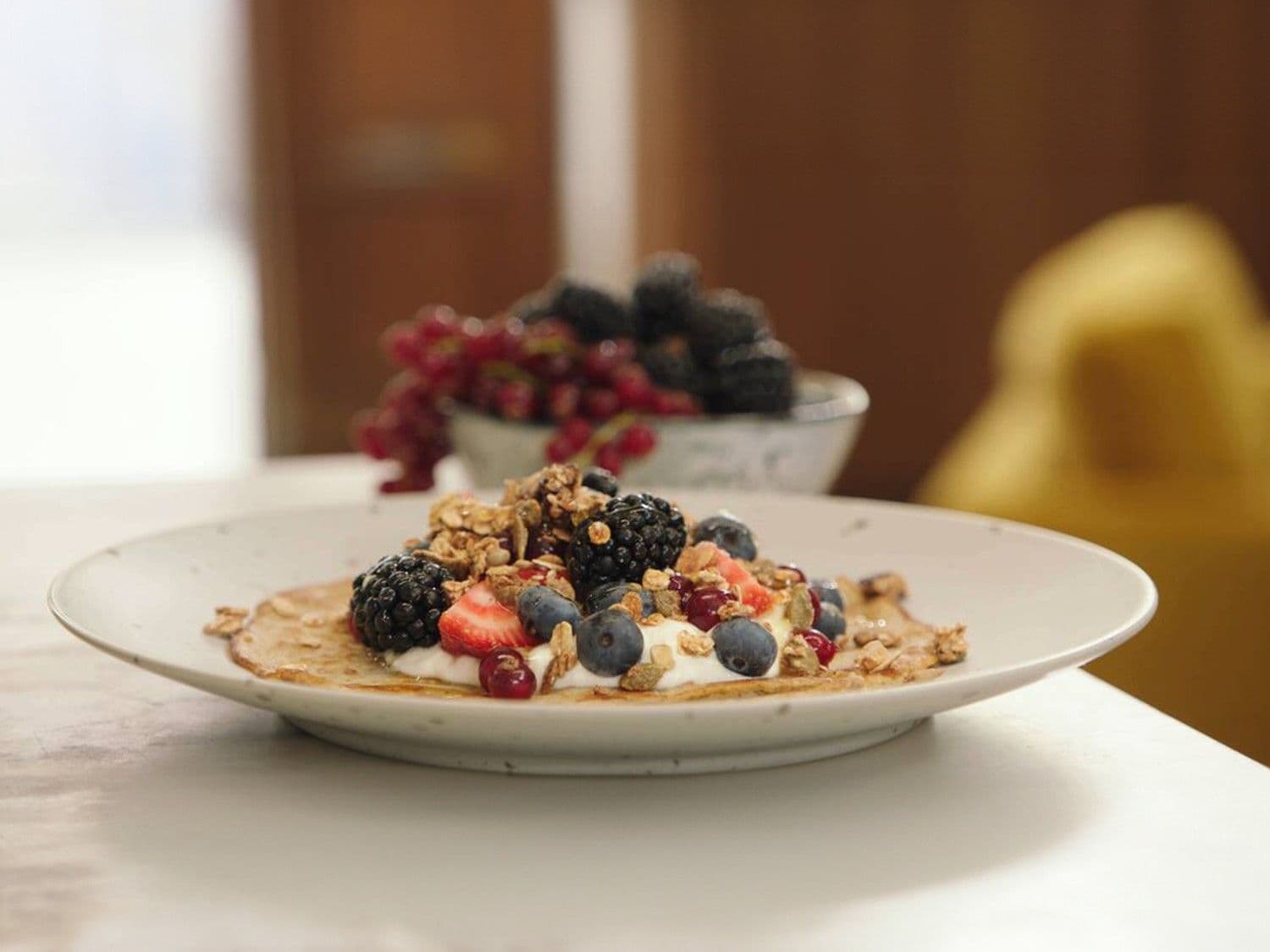 Boekweitpannenkoek met yoghurt, rood fruit en granola