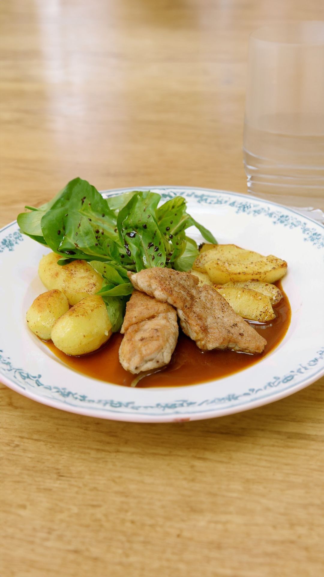 Zwezeriken met appel, cider en gebakken aardappelen