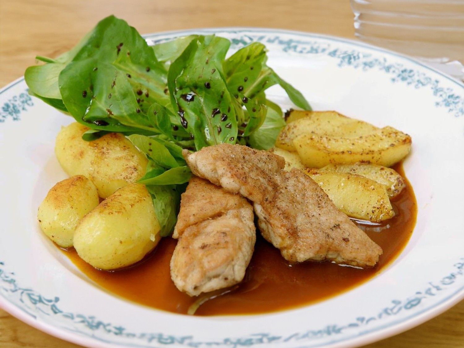 Zwezeriken met appel, cider en gebakken aardappelen