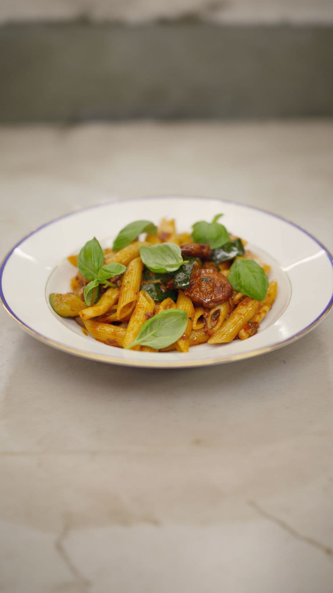 Penne met chorizo, calamares en pittige tomatentapenade