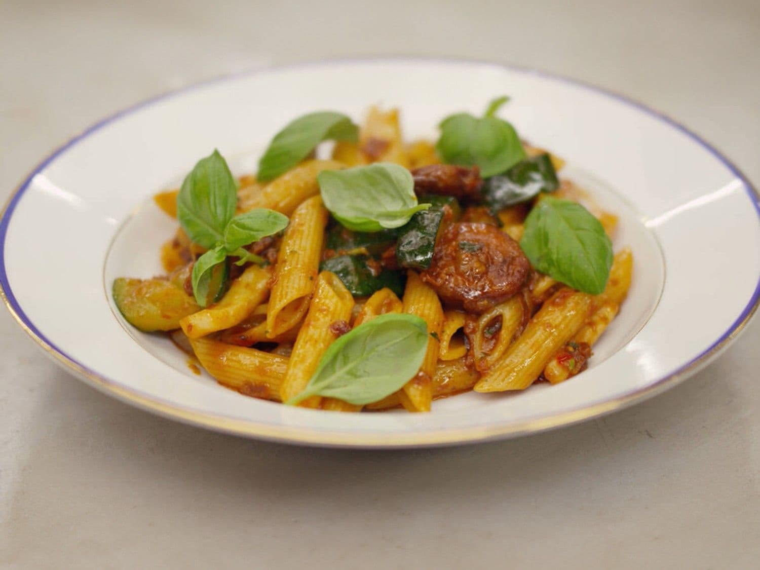 Penne met chorizo, calamares en pittige tomatentapenade