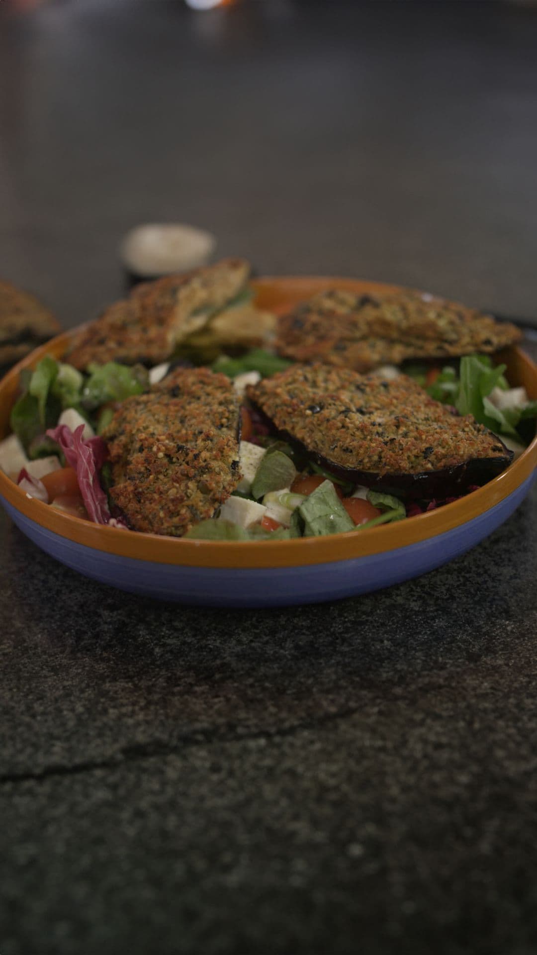 Aubergine en een slaatje met buffelmozzarella