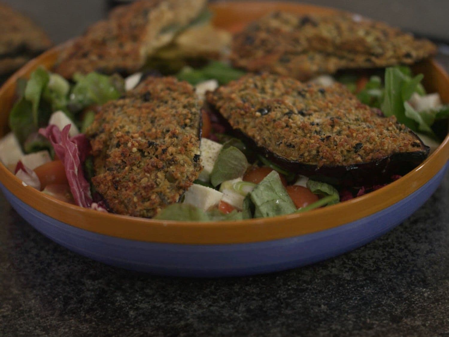 Aubergine en een slaatje met buffelmozzarella