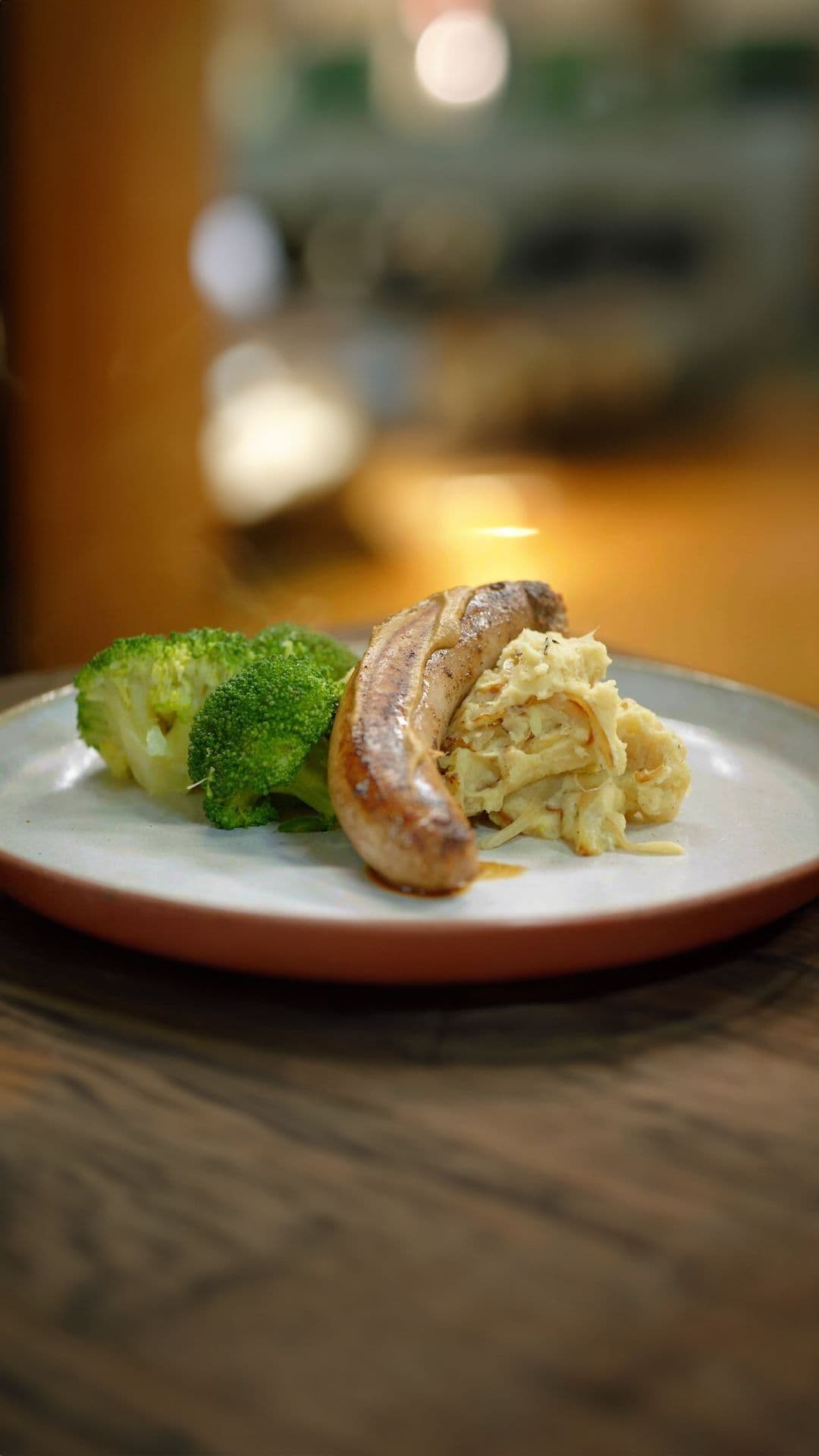 Braadworst met gebakken uienpuree en broccoli