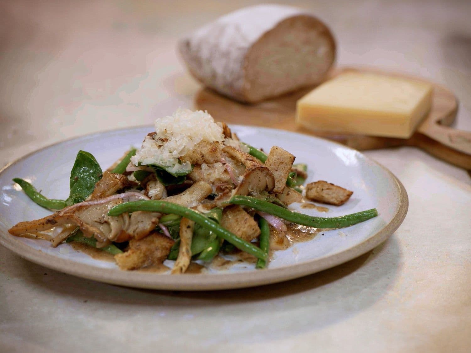 Herfstsalade met oude kaas en truffeldressing