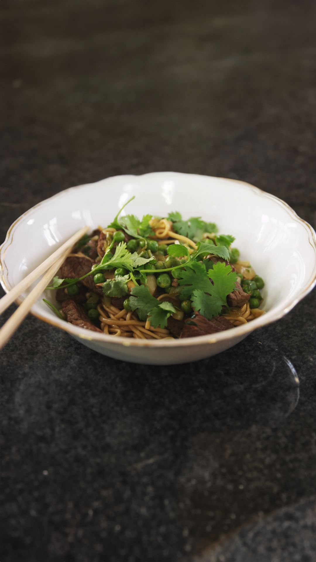 Wok met pittig rundvlees en noedels