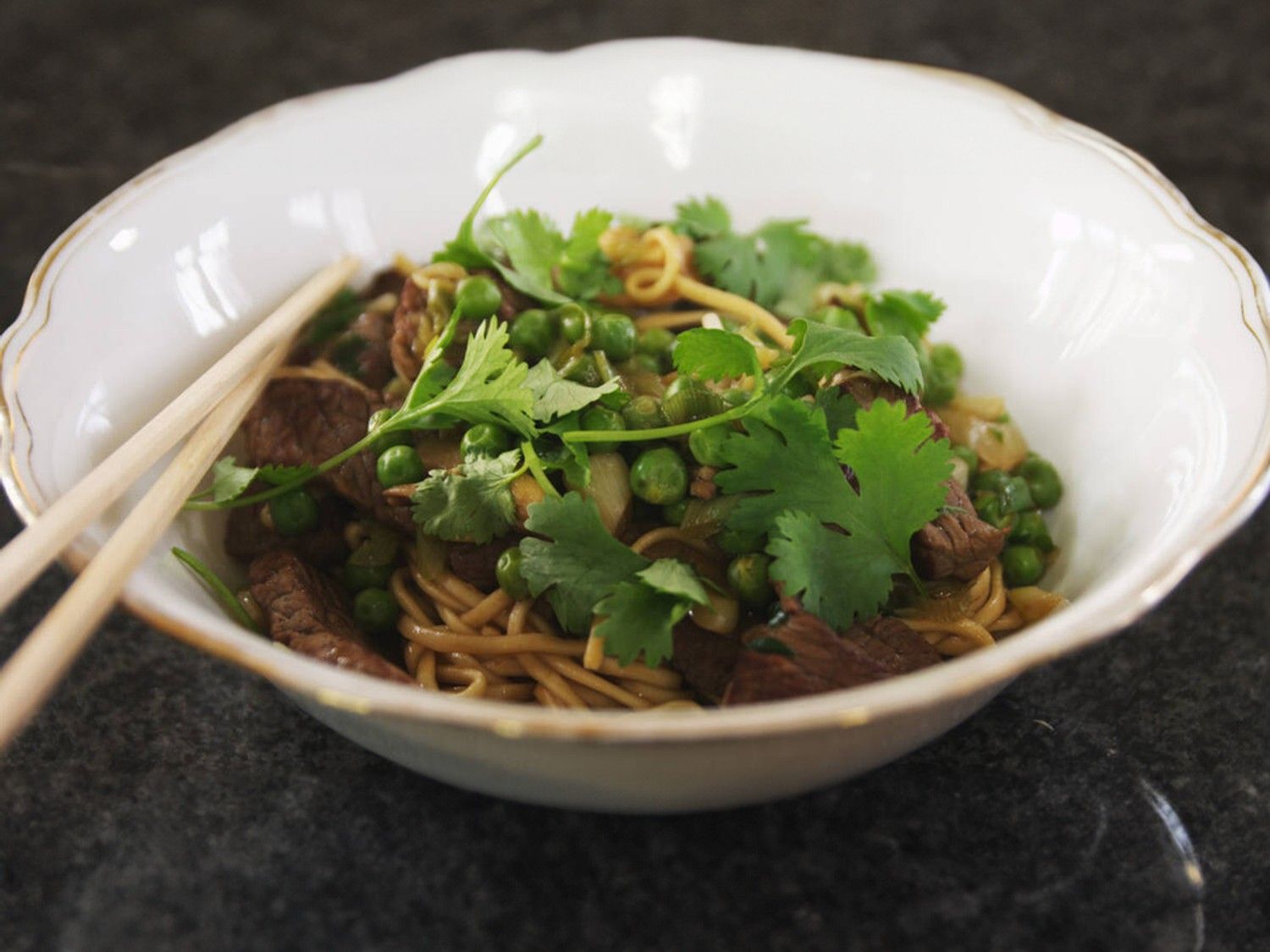 Wok met pittig rundvlees en noedels