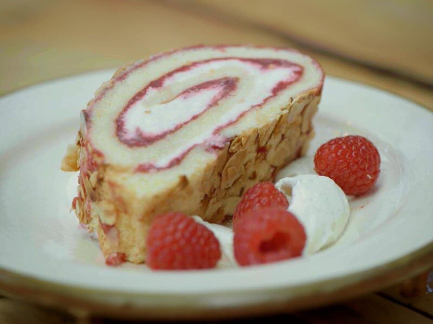 Rolcake met frambozen, witte chocolade en amandelschilfers
