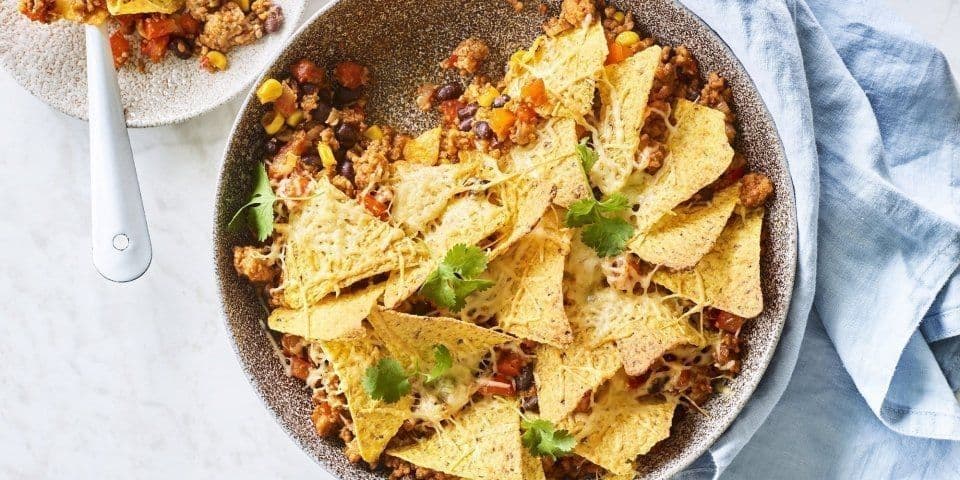 Ovenschotel van chili con carne met nacho's en kaas