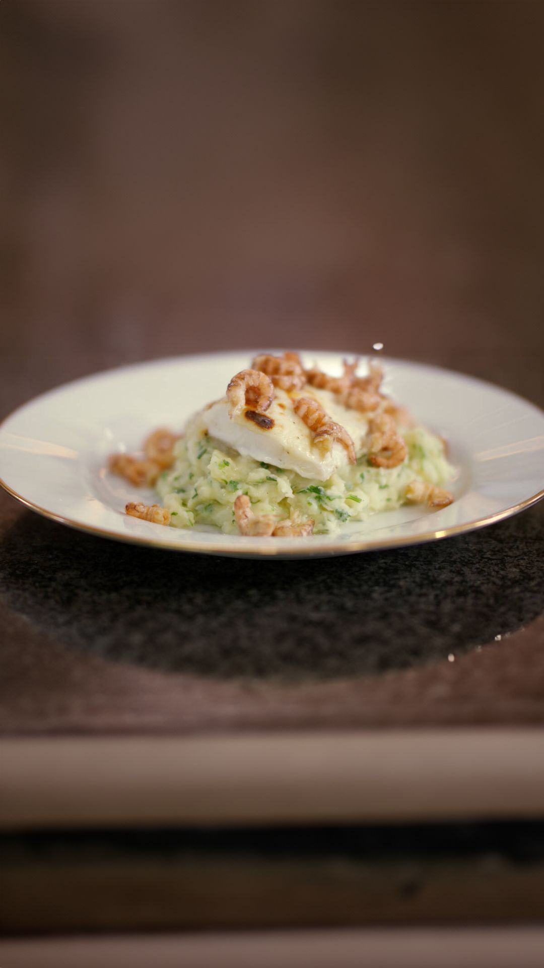 Gegratineerde schelvis met bloemkoolstoemp  en grijze garnalen