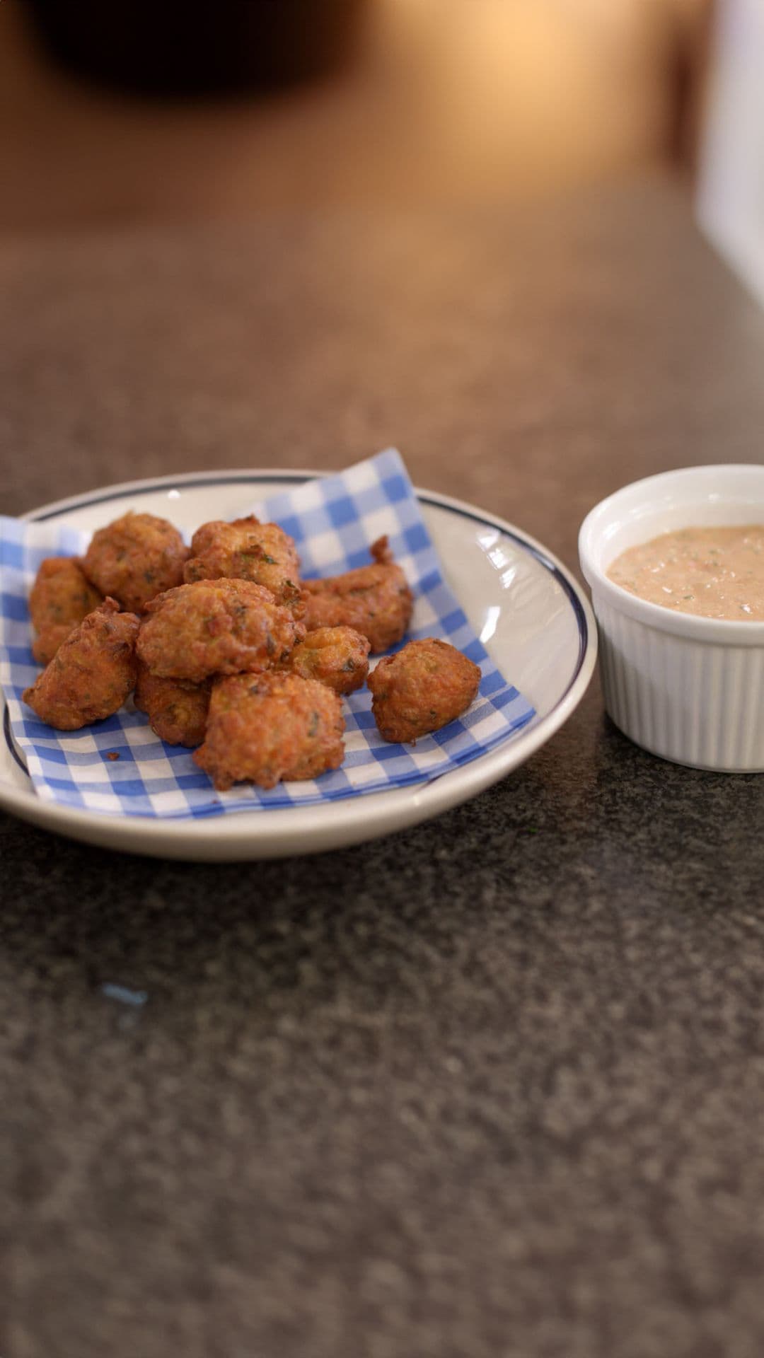 Groentebeignets met sweet chili-saus