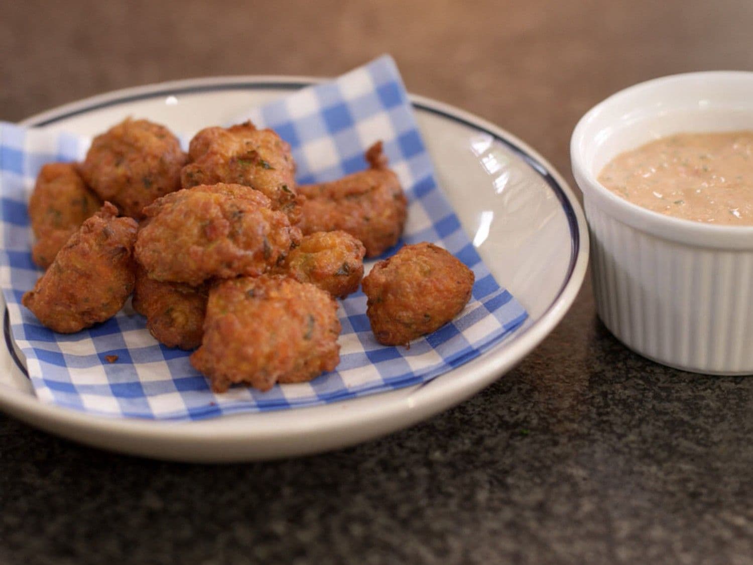 Groentebeignets met sweet chili-saus