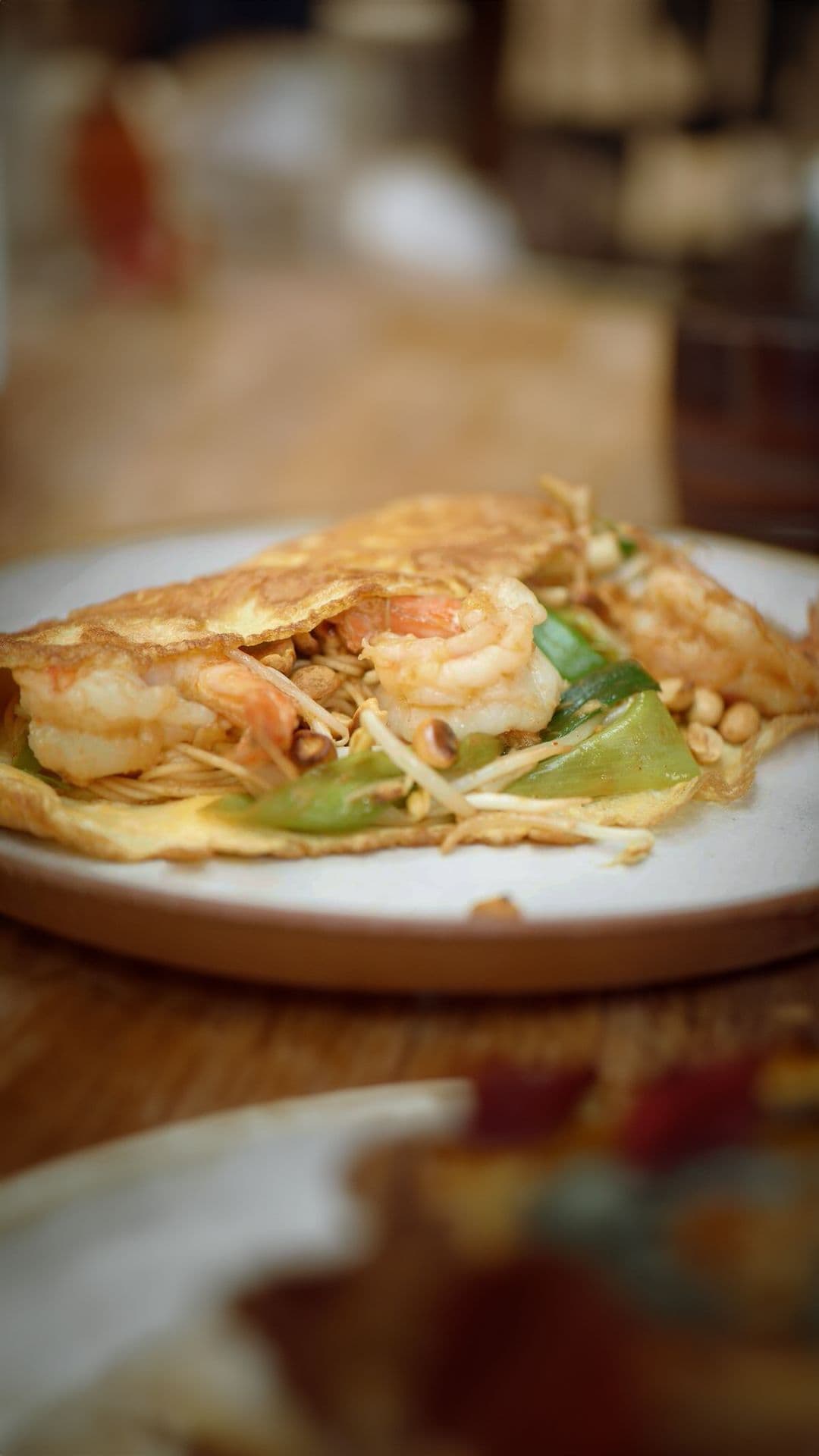 Omelet gevuld met pad thai en scampi