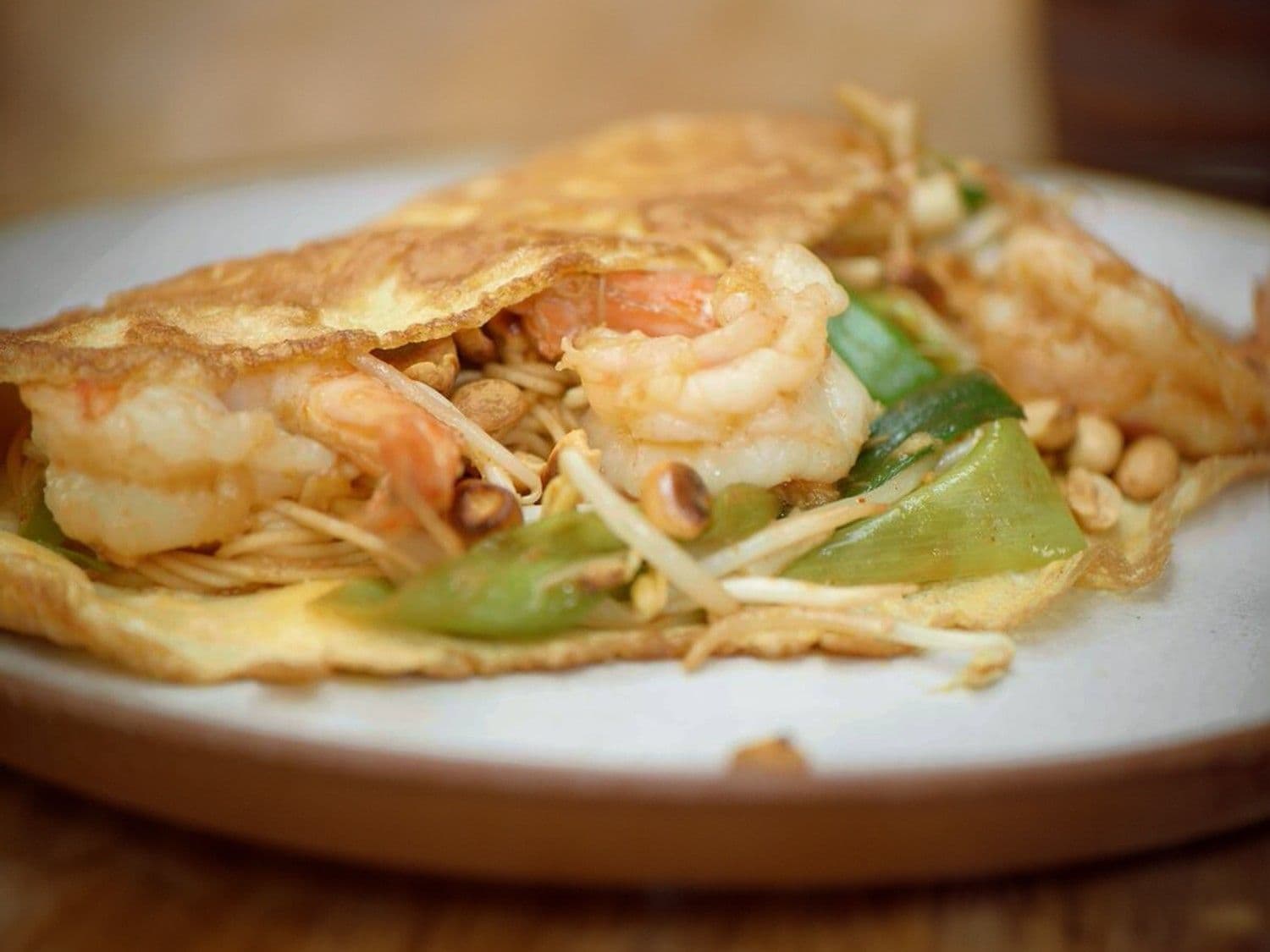 Omelet gevuld met pad thai en scampi