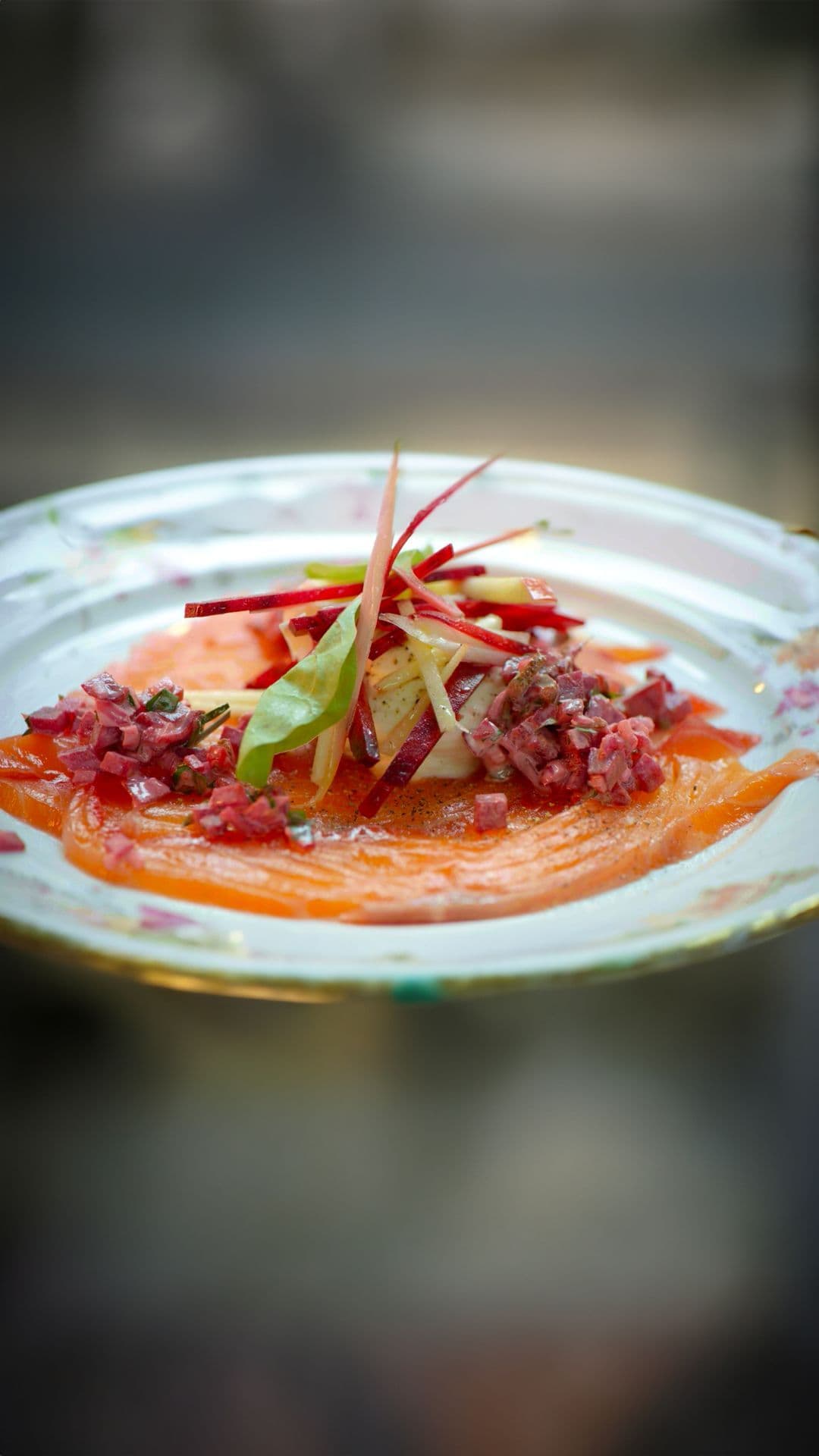 Gravad lax van zalm met rode biet, tartaar van rode biet, geitenkaascrème en verse brioche