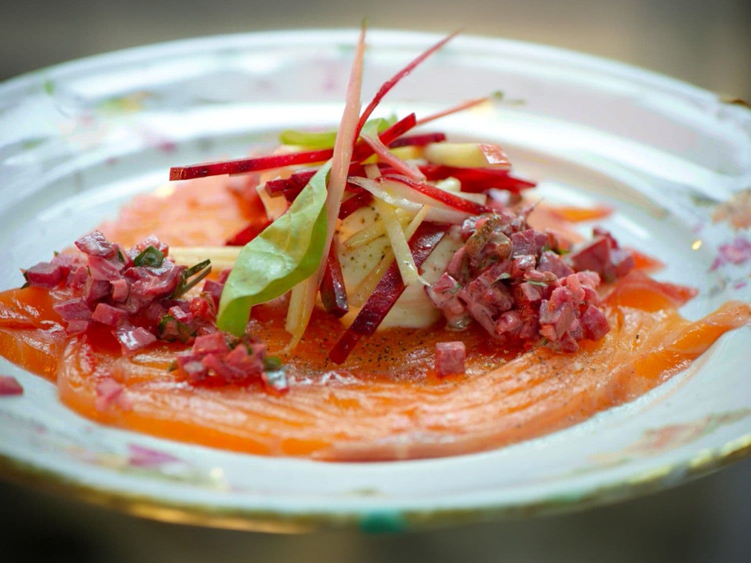 Gravad lax van zalm met rode biet, tartaar van rode biet, geitenkaascrème en verse brioche