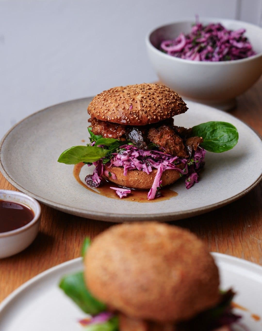 Broodje pulled seitan met bbq saus en rode coleslaw
