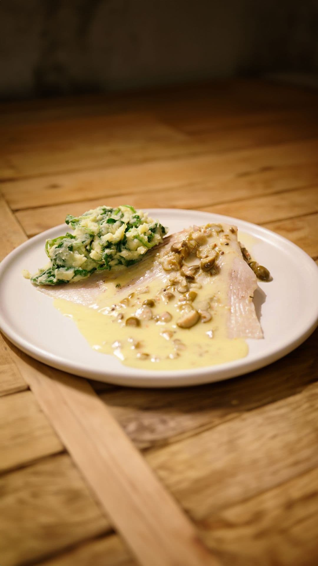 Gepocheerde rog, beurre blanc met kappertjes en spinaziestoemp