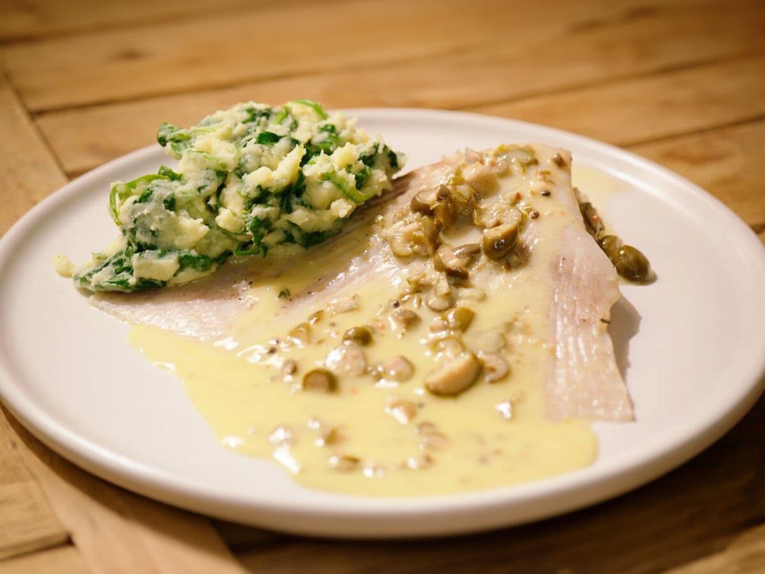 Gepocheerde rog, beurre blanc met kappertjes en spinaziestoemp