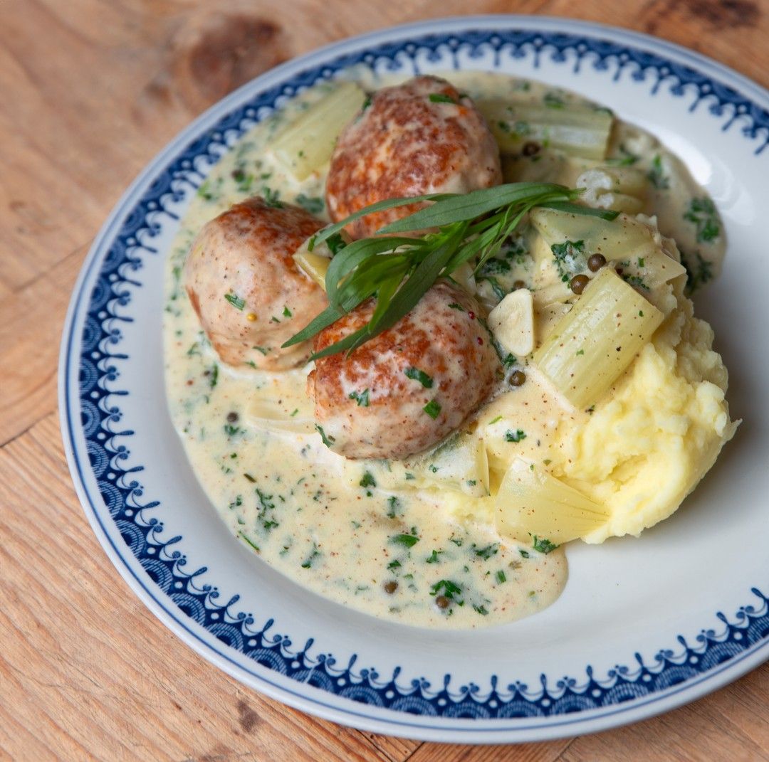 Zalmballetjes in seldersaus met mosterd en puree