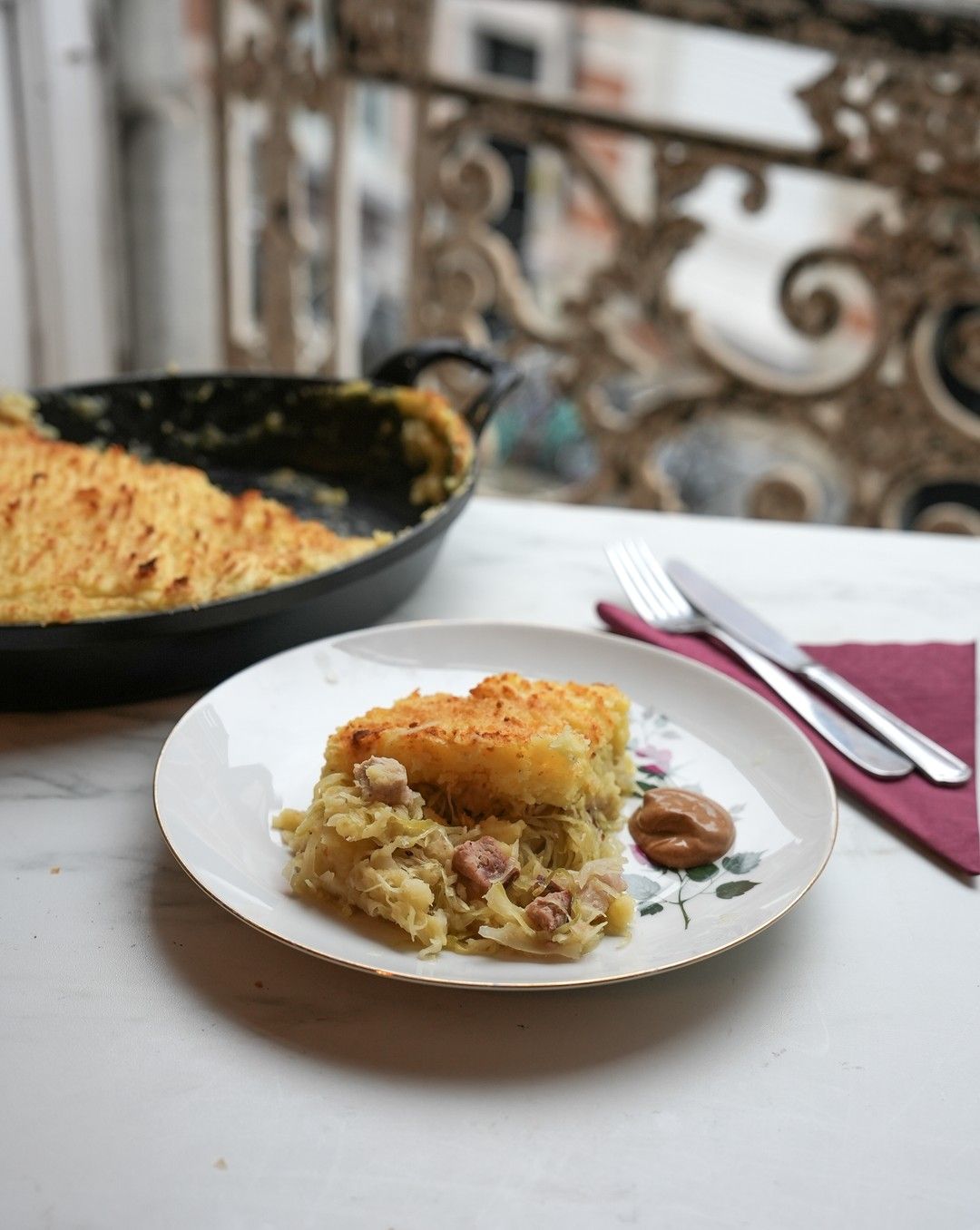 Ovenschotel met zuurkool, kotelet en Poolse worst