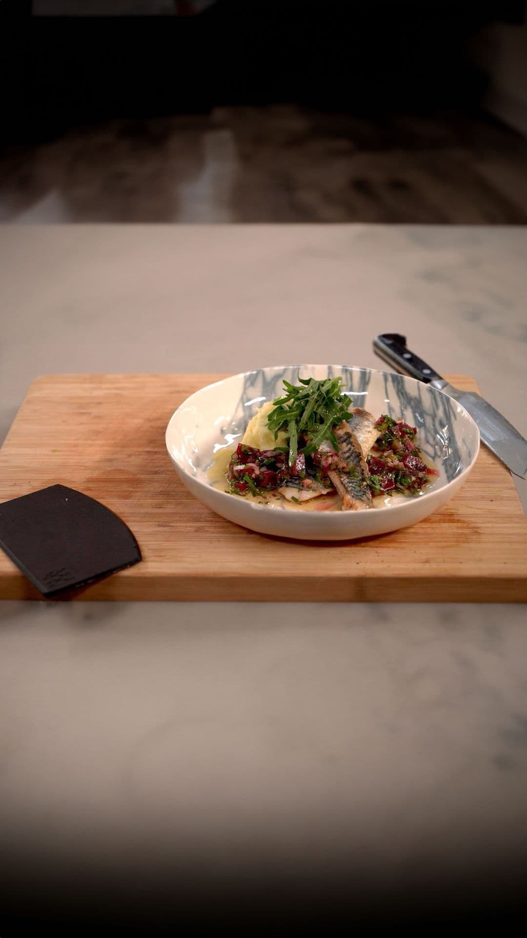 Makreel met kruidenkaaspuree, salsa van rode biet en groene kruiden
