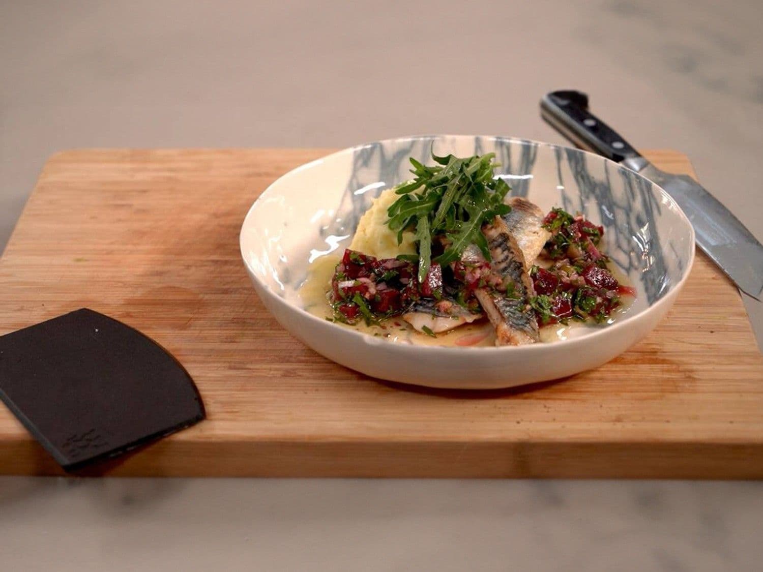 Makreel met kruidenkaaspuree, salsa van rode biet en groene kruiden