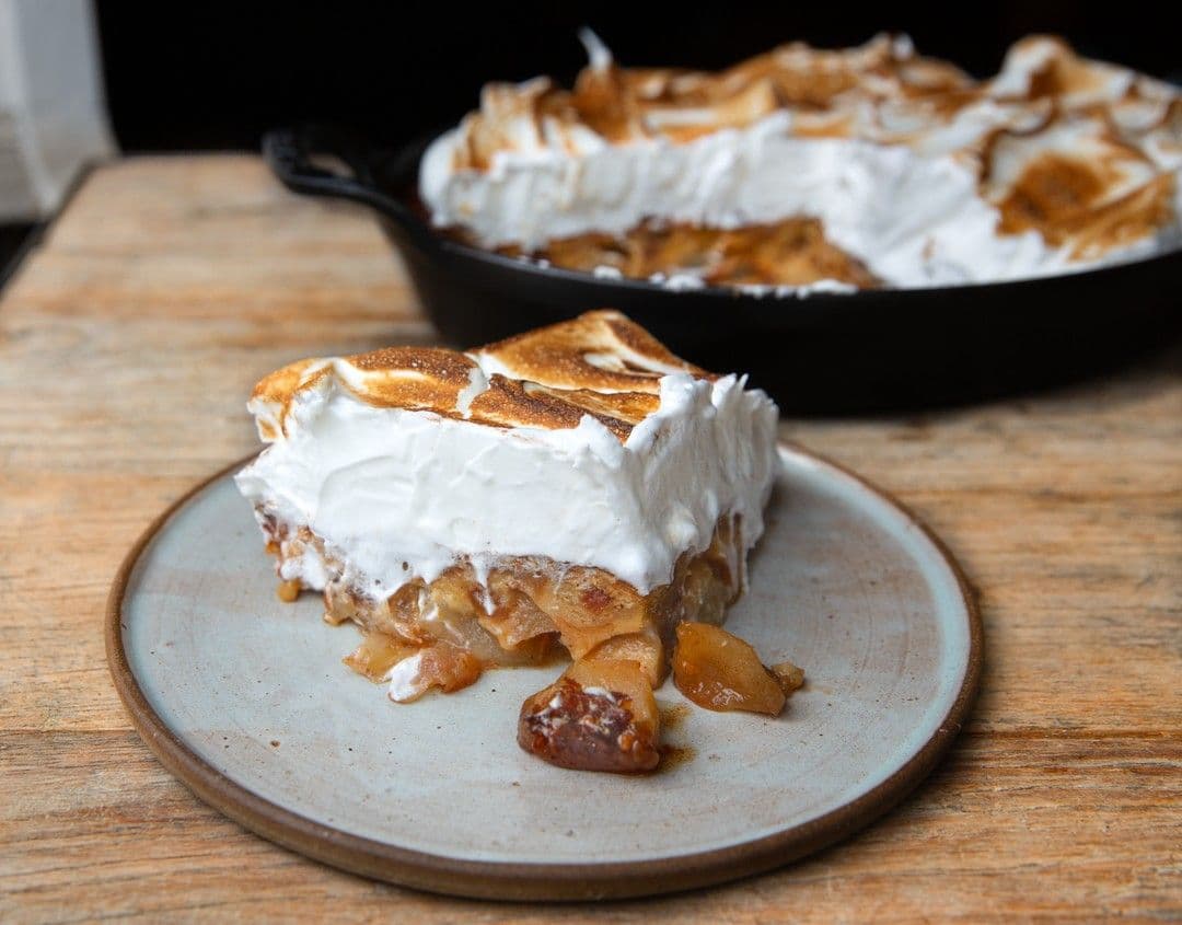 Gebakken appel met broodpudding en meringue